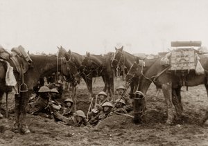 Cavaleristen rusten in een granaattrechter door English Photographer